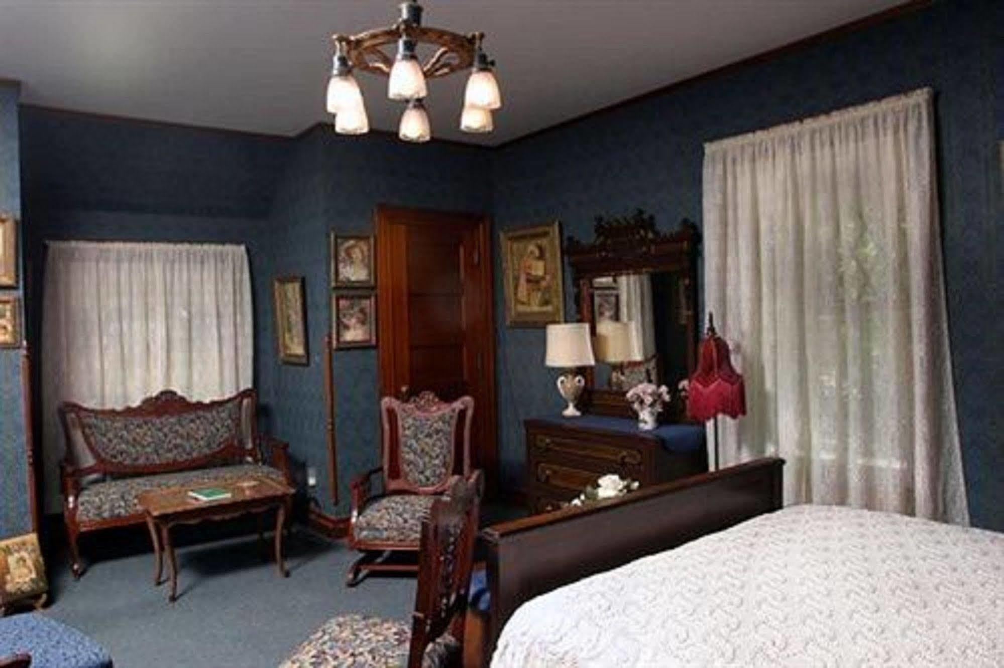Oakenwald Terrace Chatfield Room photo